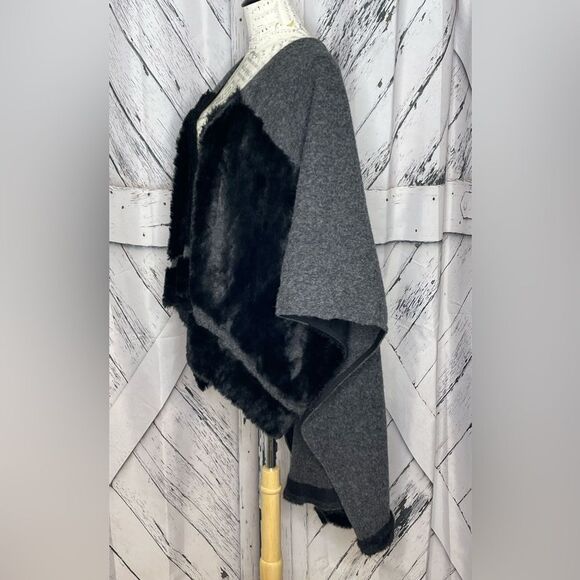 Natalia Romano Cape Poncho Wrap Gray Wool Blend Faux Fur OS - Picture 3 of 5